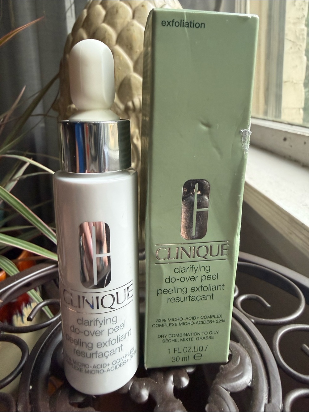 Clinique Clarifying Do-Over Peel — White & Light Green
